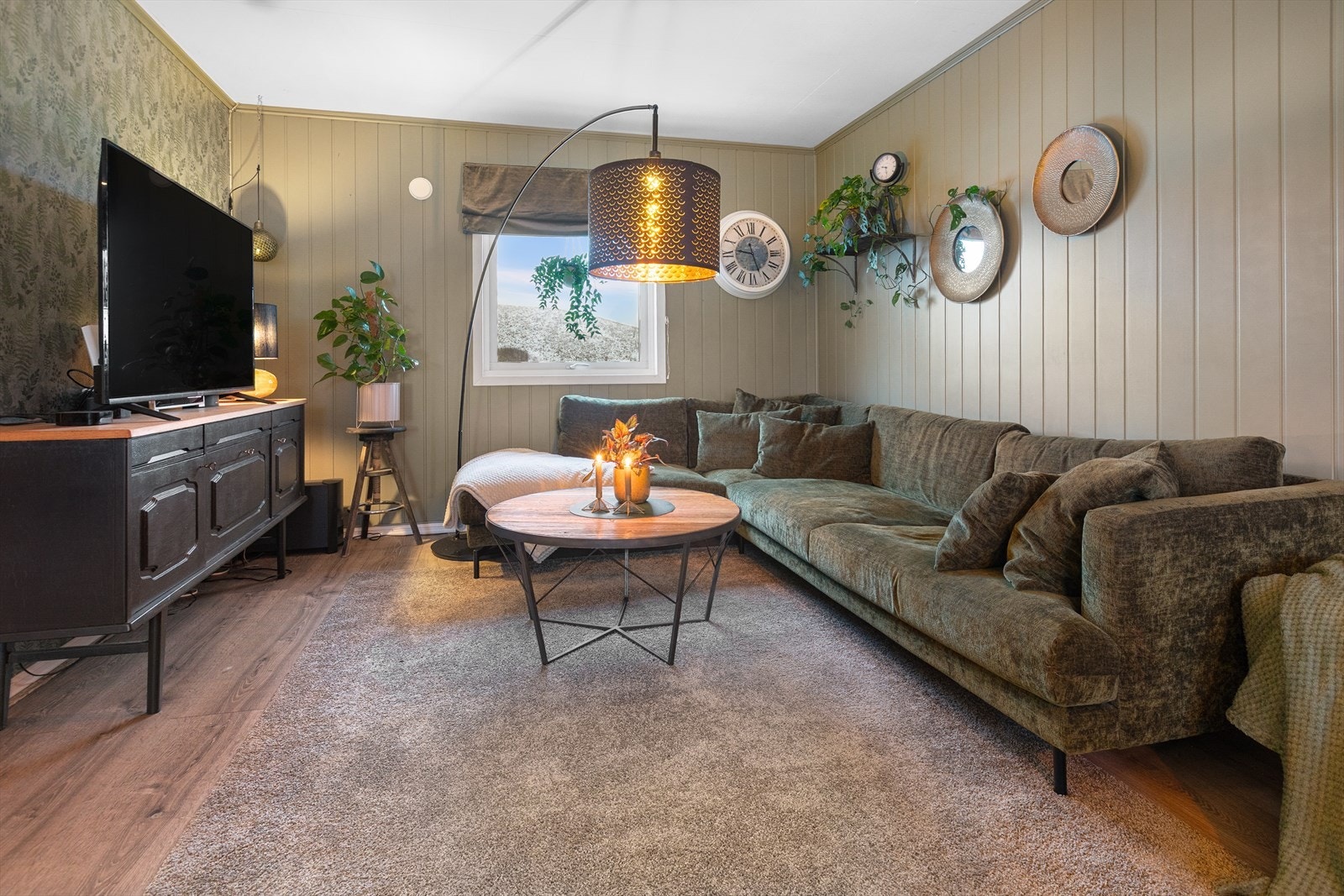 Lys og luftig stue med utgang til terrasse og med åpen løsning mot kjøkken. Galleribilde