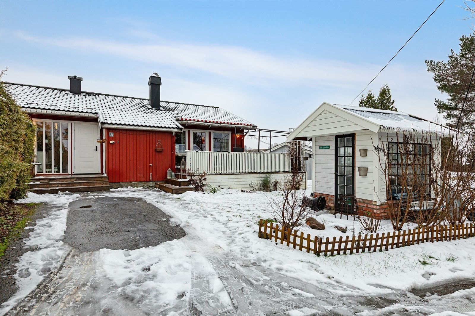 I tilknytning til inngangspartiet finnes en praktisk utebod på 4 m². Galleribilde