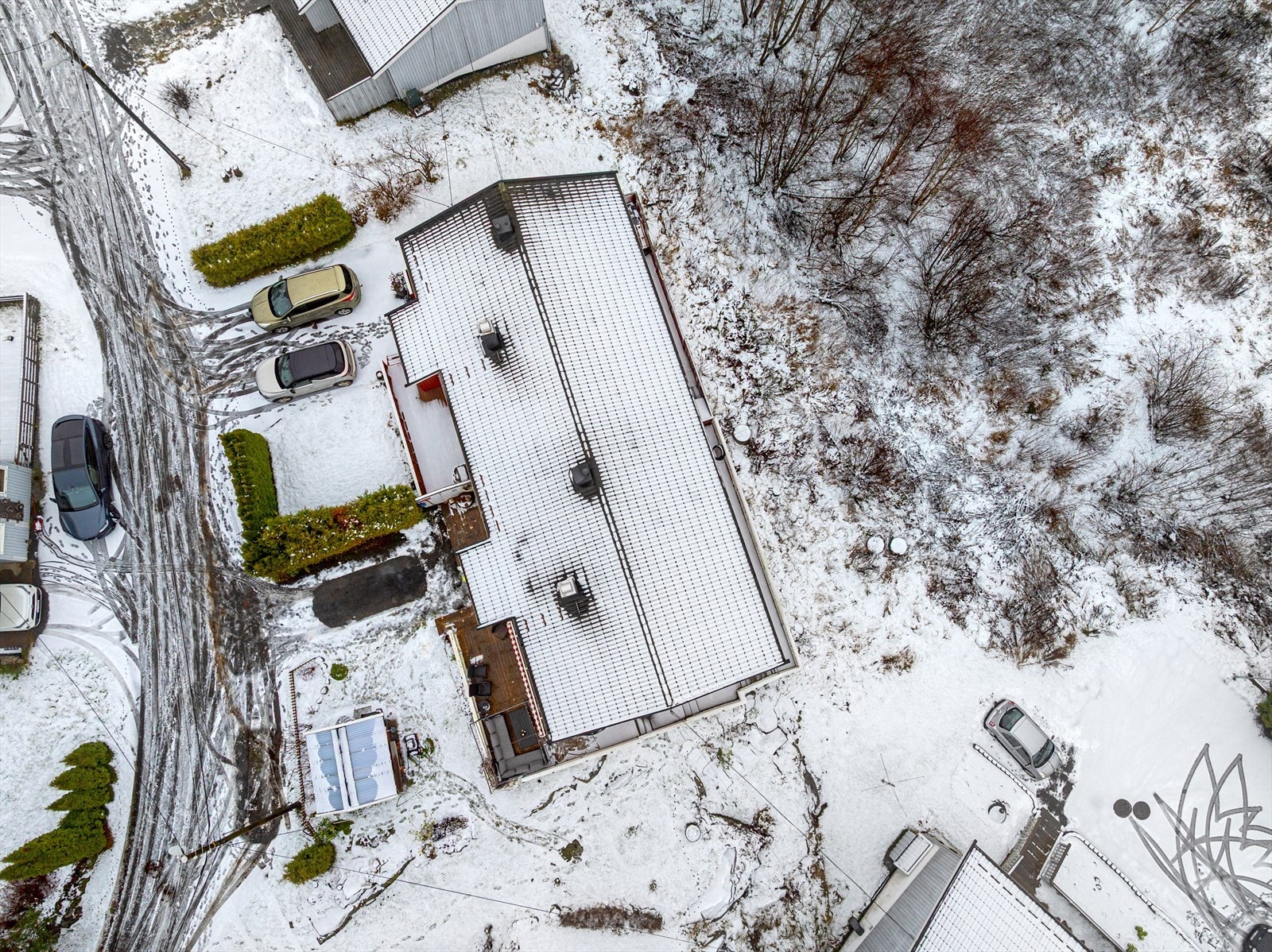 Eiendommen har en oversiktlig tomt med hage og biloppstillingsplass. Galleribilde