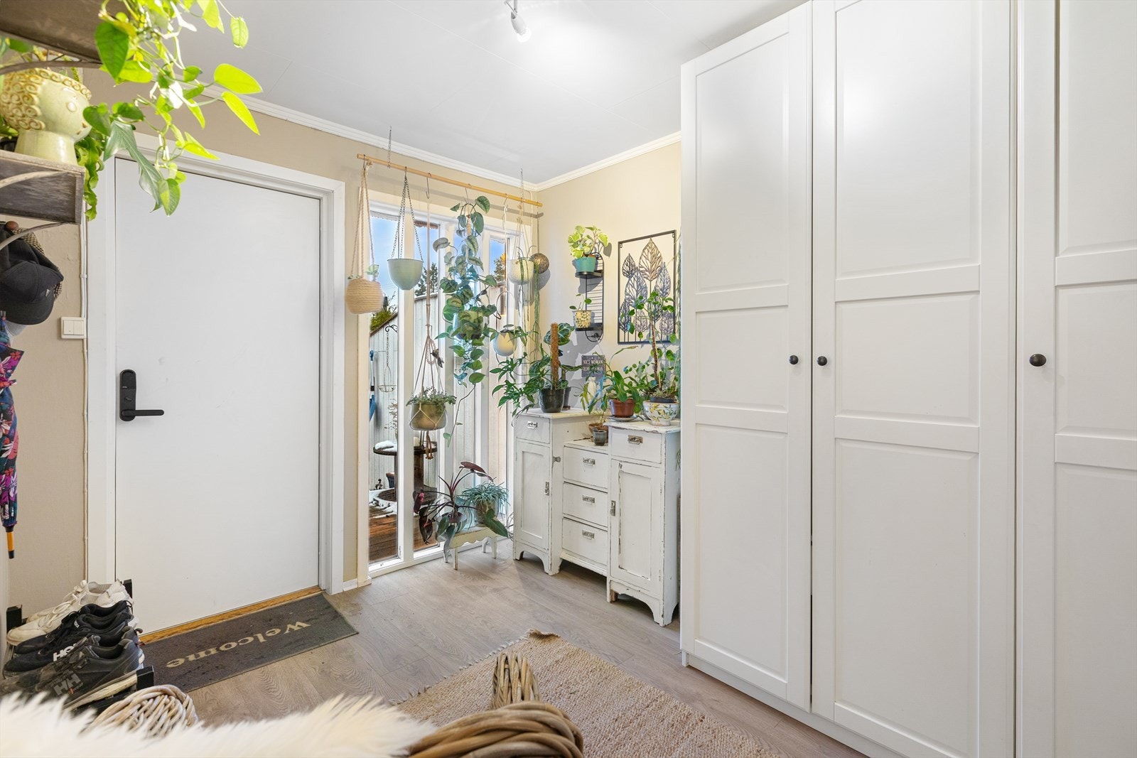 Hyggelig entré med mulighet for oppheng av yttertøy og plassering av sko. Galleribilde