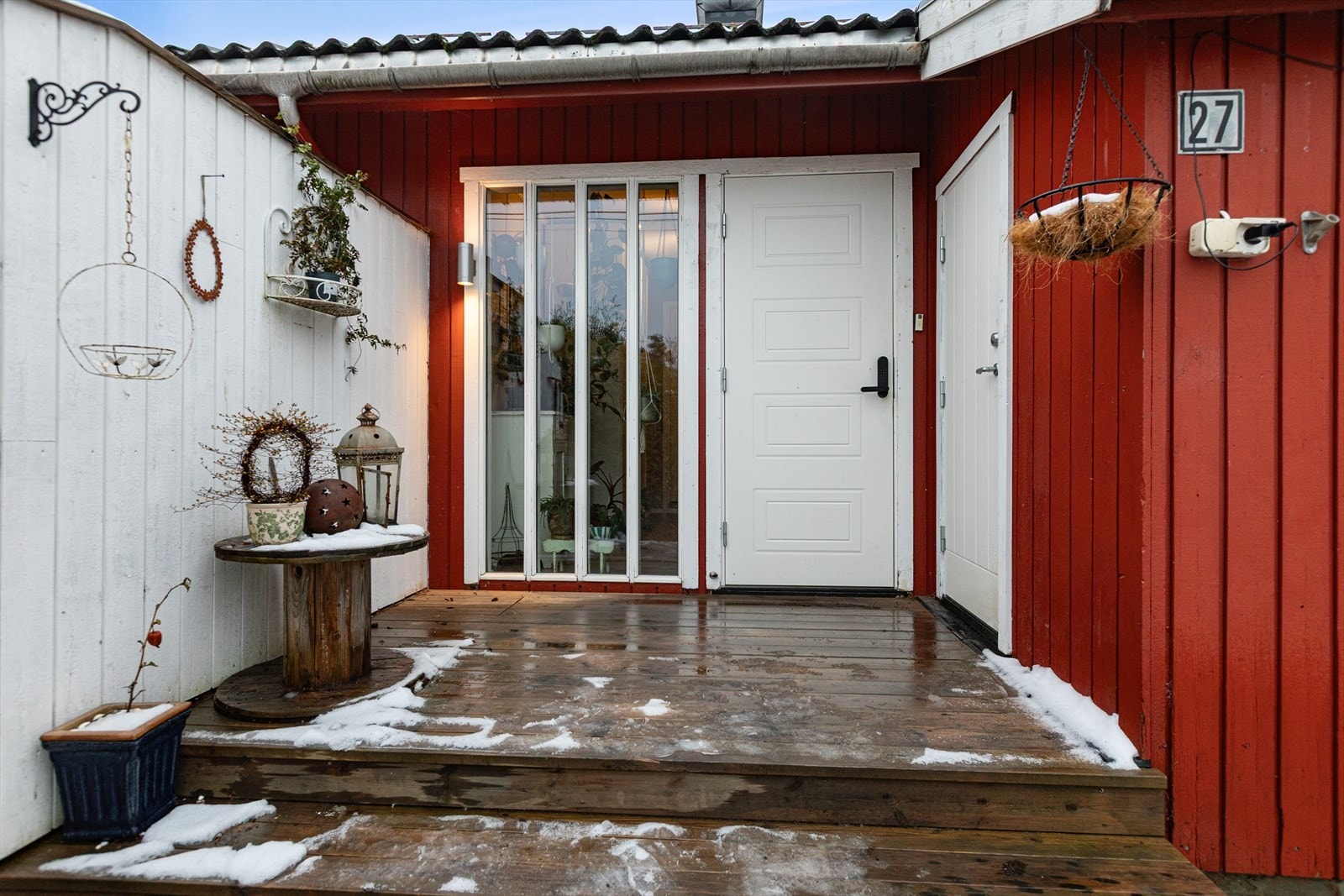 Inngangsparti med platting og noe takoverbygg. Galleribilde