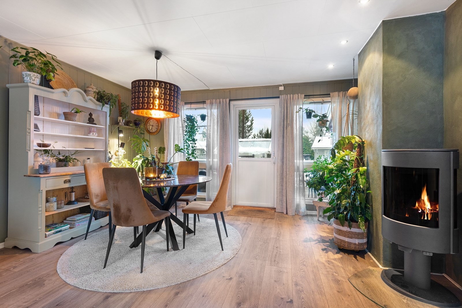 Punktvis spotbelysning og gjennomgående planløsning som gir rikelig med naturlig lys. Galleribilde