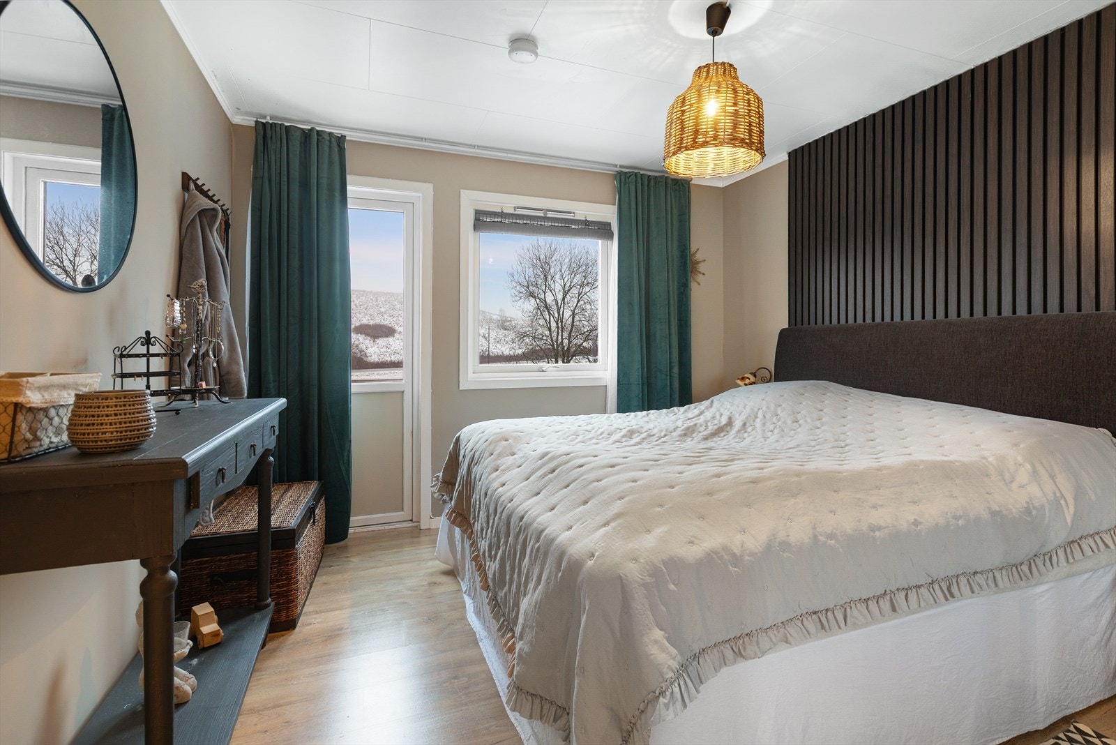 Tre soverom som alle framstår lyse og med mye gulvplass. Galleribilde