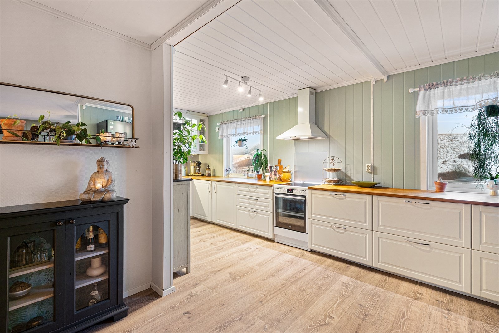 Detaljer som takhøye overskap og belysning i underkant. Galleribilde