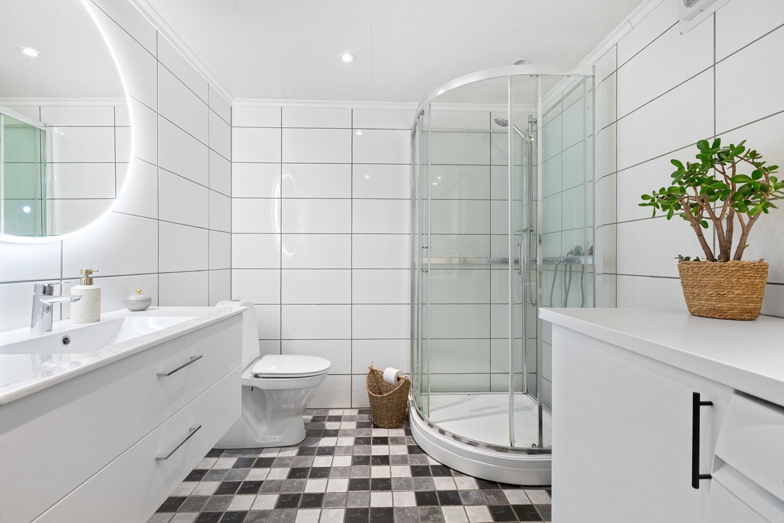 Pent flislagt baderom av god størrelse. Galleribilde