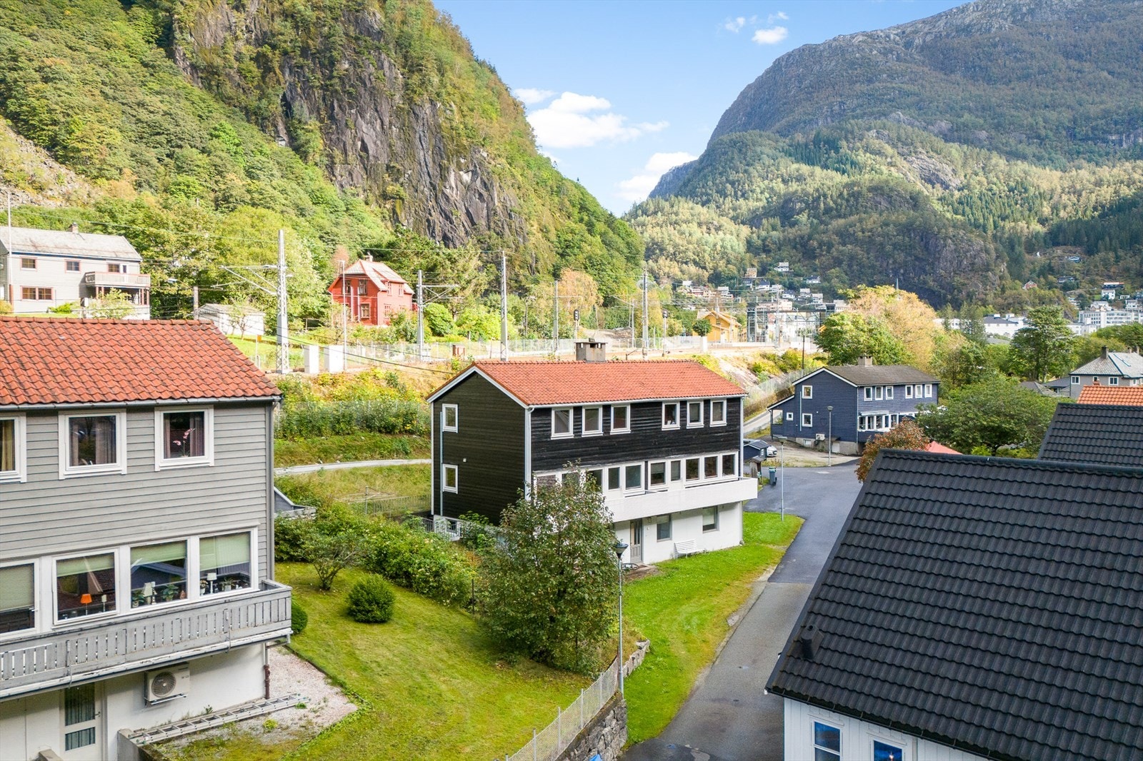 Det foreligger rammetillatelse på bruksendring kjeller, men denne er ikke godkjent igangsatt. Igangsettingstillatelse omhandler fasadeendring/ombygging, oppretting av parkeringsplass og underbygg/tilbygg. Galleribilde