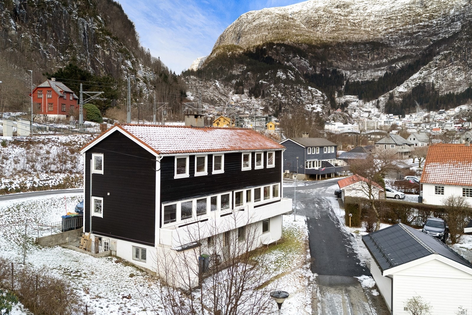 Fra leiligheten er det gangavstand til matbutikker, apotek, legekontor, frisør og treningssenter m.m. Galleribilde