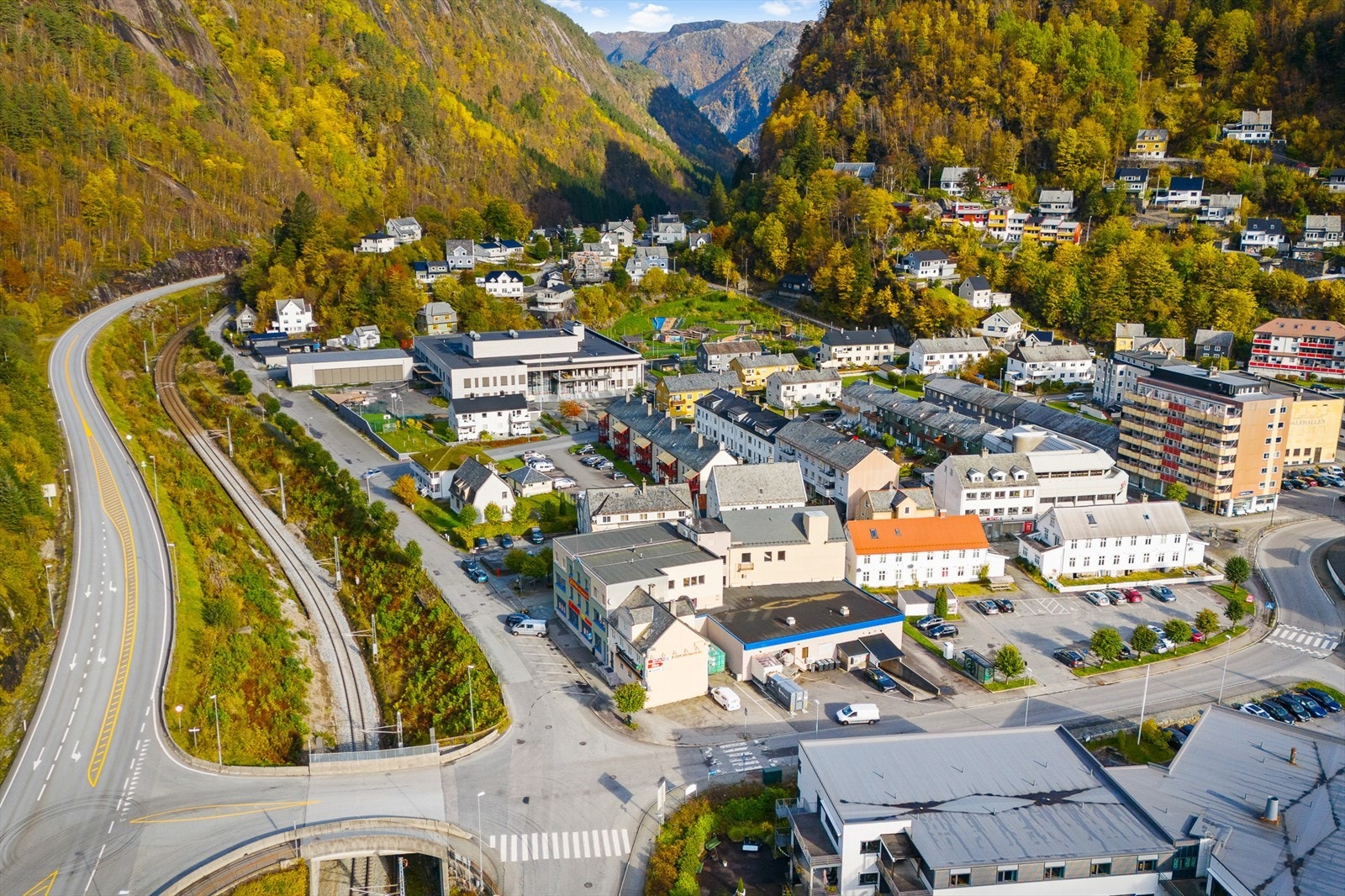 Dale sentrum har fått seg ett løft de senere år med ny skole og oppgradering av sentrum, nytt treningssenter og flere spisesteder m.m. Galleribilde