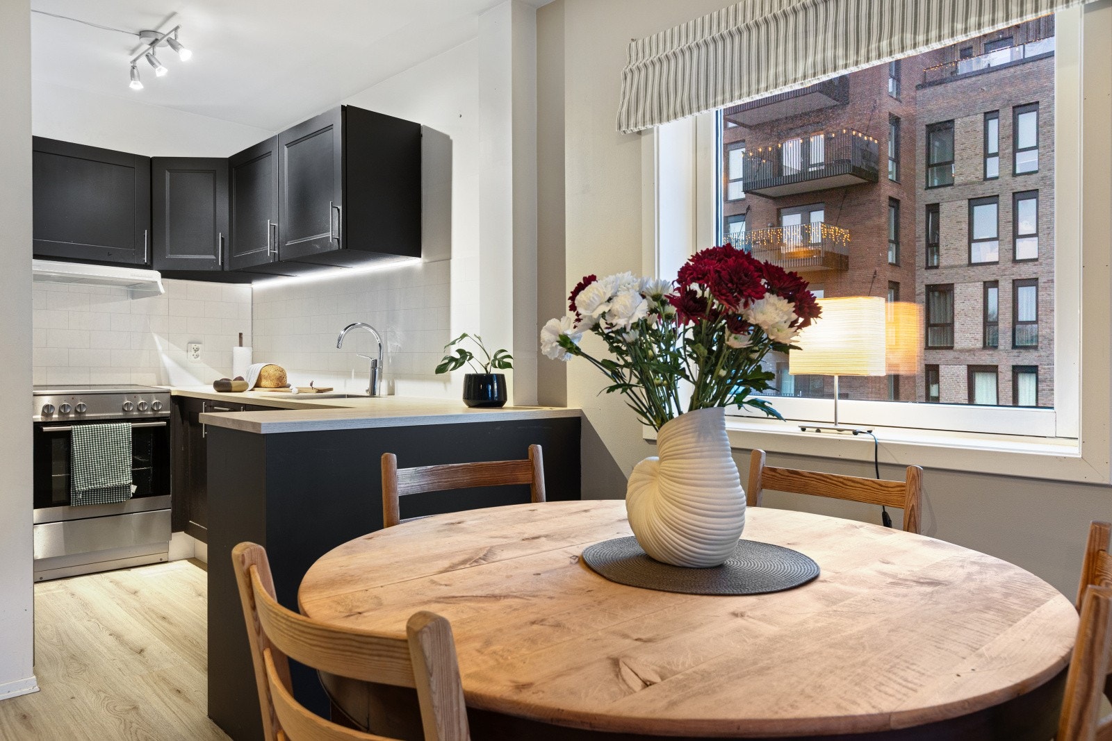 God plass til spisebord med tilhørende stoler. Galleribilde