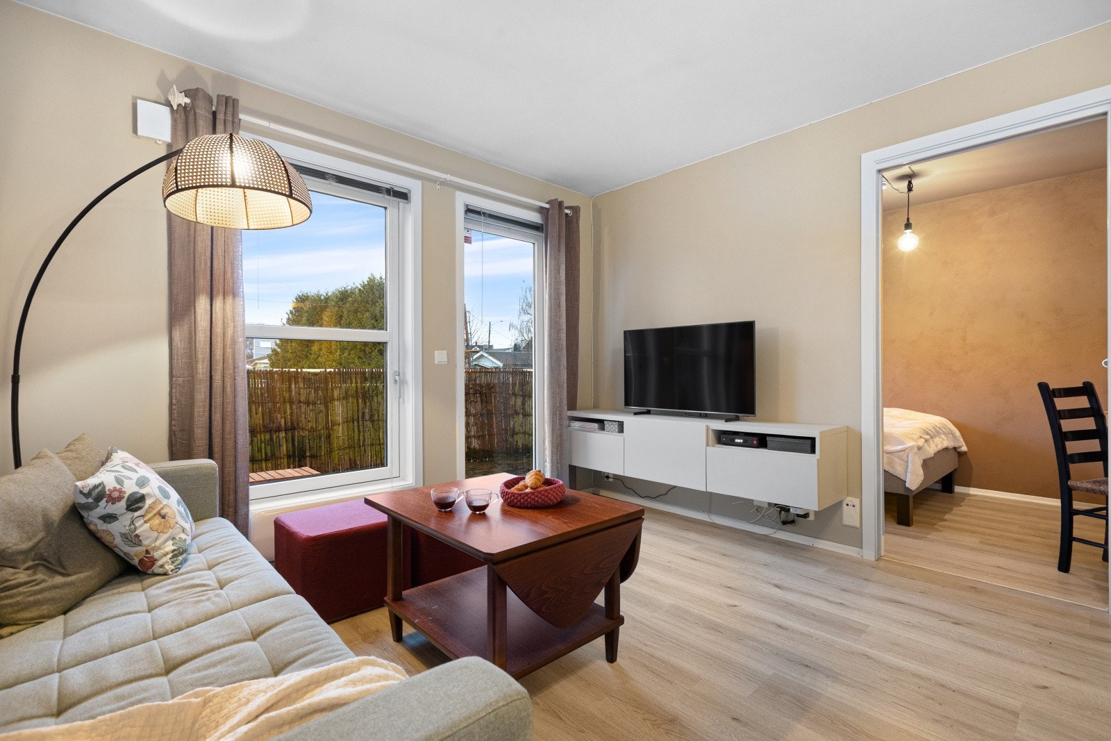 Store vindusflater slipper inn rikelig med naturlig lys og gir rommet en lys, luftig og behagelig atmosfære. Galleribilde