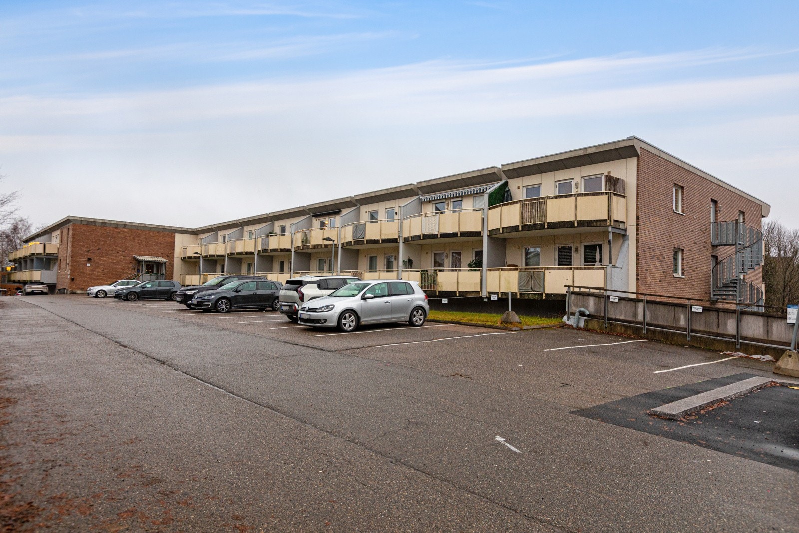 Leiligheten ligger i et attraktivt og tilbaketrukket boligområde like ved Sagelva på Strømmen i Lillestrøm kommune. Galleribilde