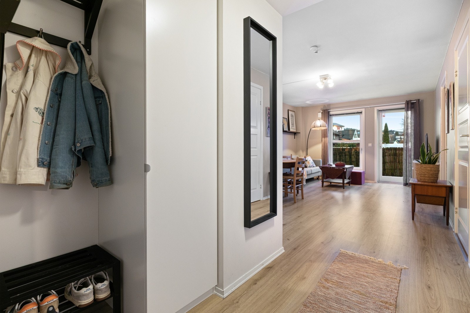 Rommet er åpent videre mot stue, noe som gir innslipp av naturlig lys. I nisje er det plass for garderobeløsning etter eget ønske. Galleribilde