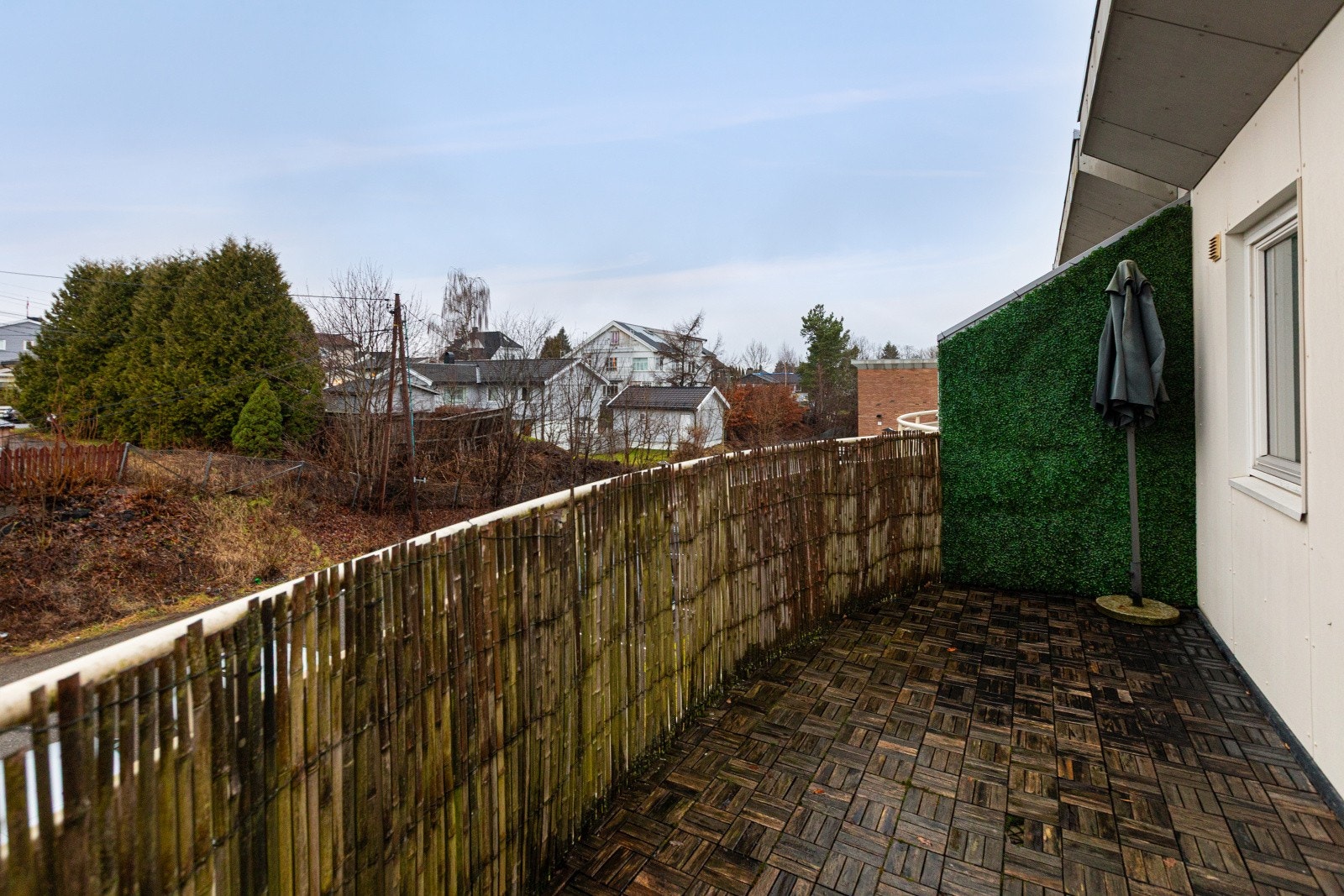 Her er det plass til både en komfortabel sittegruppe og ekstra møblement, ideelt for både morgenkaffen i solen og hyggelige kvelder med venner. Galleribilde