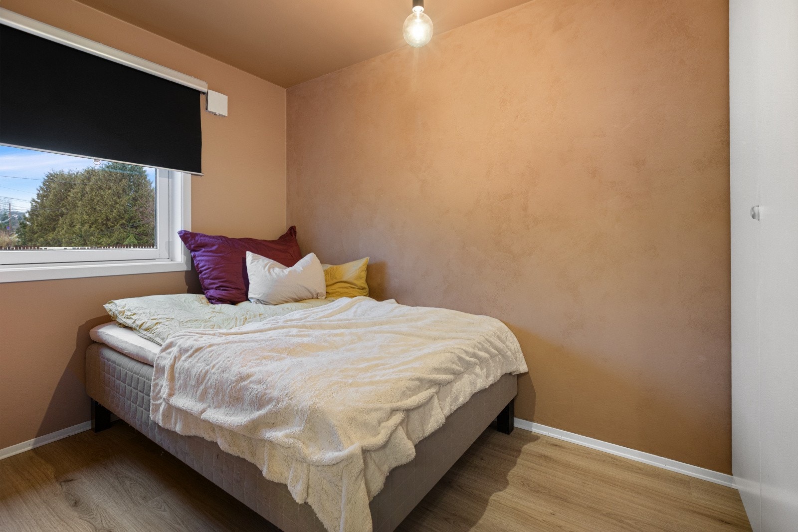 Leiligheten har et flott soverom med adkomst fra stuen. Galleribilde