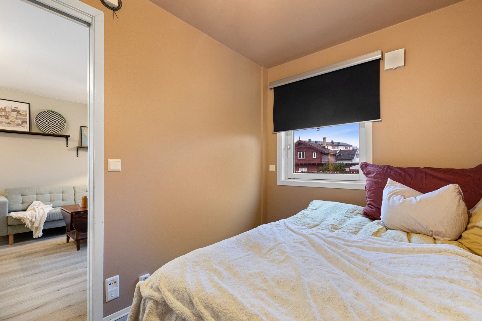 Veggene er malt i en elegant farge, som gir rommet en varm og innbydende atmosfære. Galleribilde