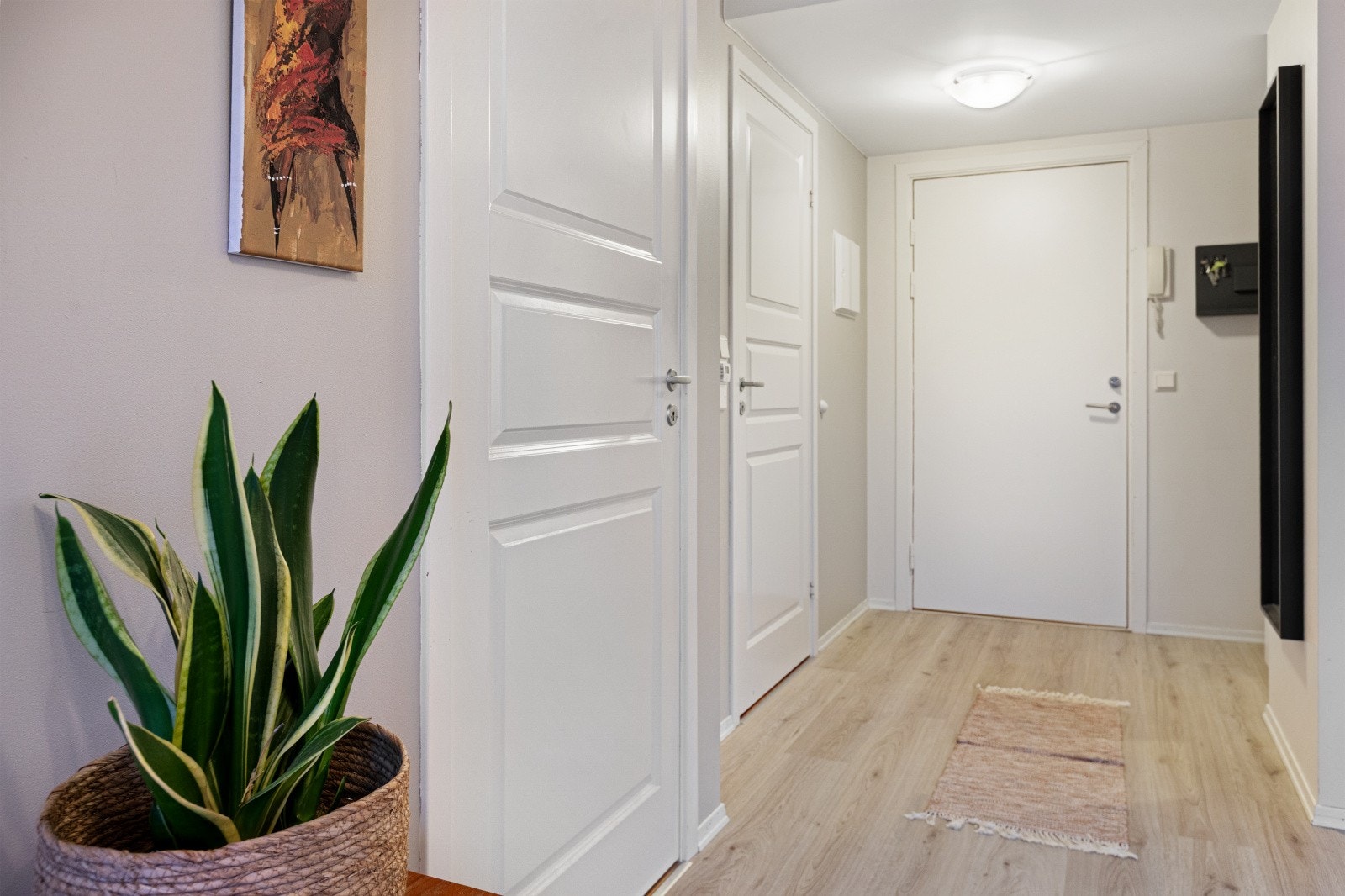 Den innbydende entreen gir et tidsmessig og meget godt førsteinntrykk av leiligheten. Galleribilde