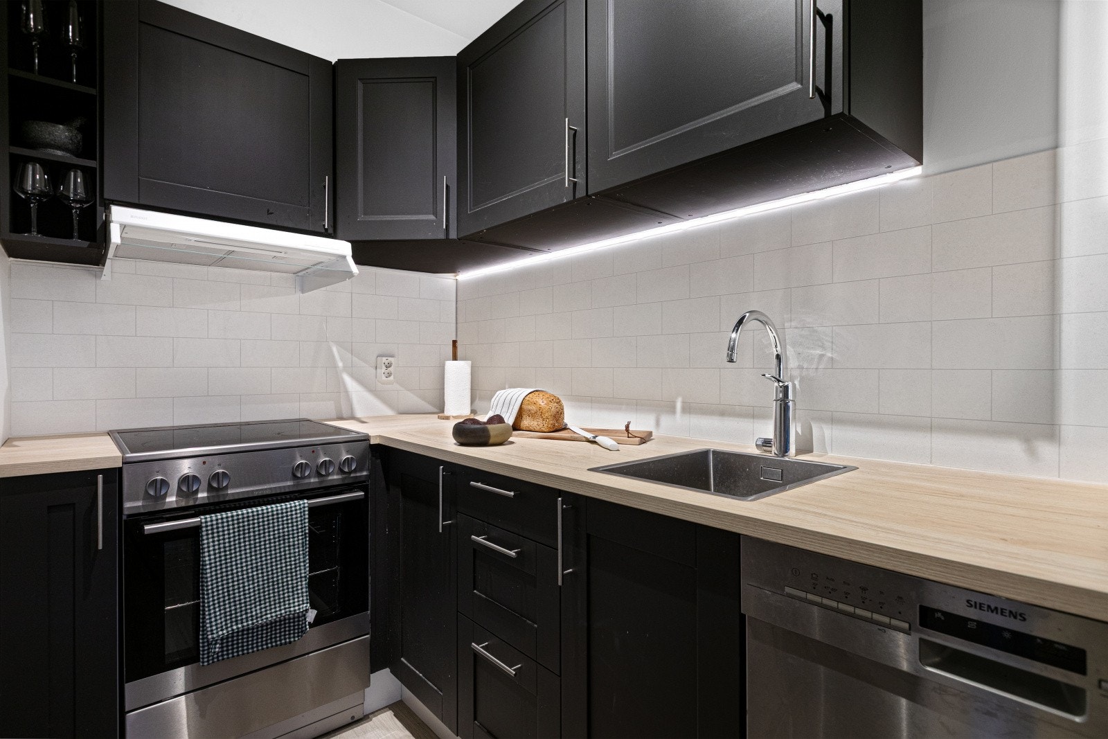 Kjøkkenet har profilerte fronter og laminatbenkeplate, samt en praktisk oppvaskkum i stål. Hvitevarene består av frittstående komfyr, oppvaskmaskin og kjøl/frys - alt på plass for å gjøre hverdagen komfortabel. Galleribilde