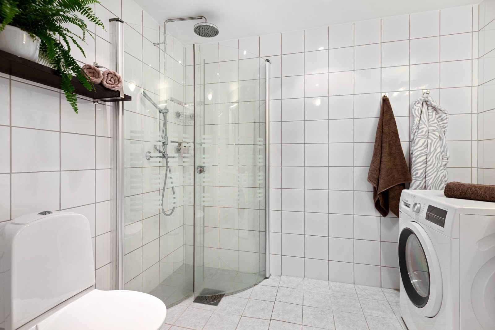 Flislagt og delikat baderom med gulvvarme og downlights som gir ekstra komfort. Galleribilde