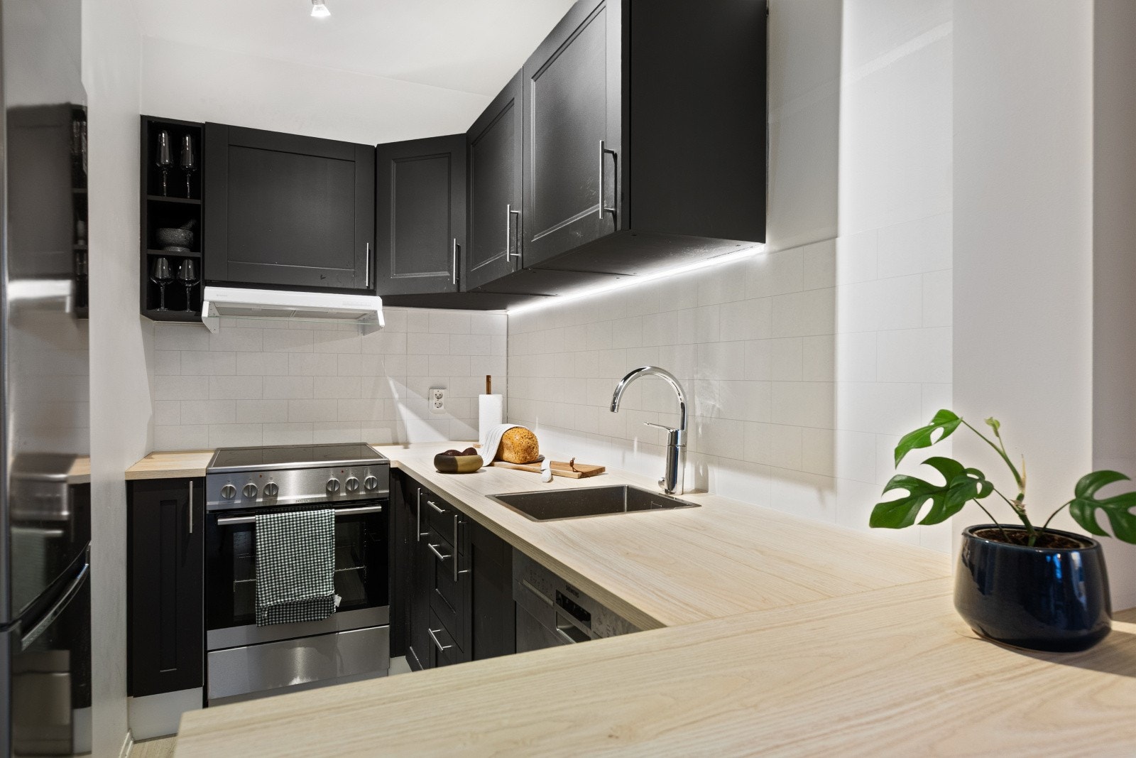 Moderne og pent kjøkken med godt med skap- og benkeplass, som gjør matlagingen både enkel og hyggelig. Innredningen er ifølge eier fra 2006 og 2020, med ny benkeplate fra 2021. Galleribilde