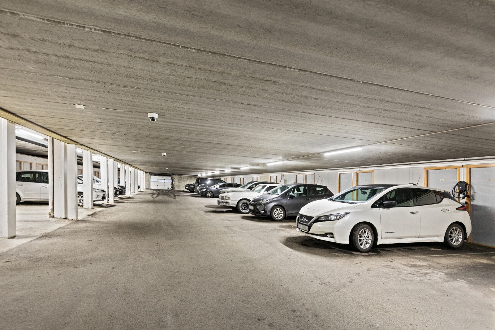 Det medfølger biloppstillingsplass med installert elbil-lader i garasjeanlegget. Galleribilde