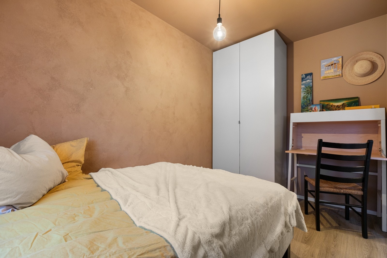 Rommet er innredet med stor seng og garderobeskap. Galleribilde