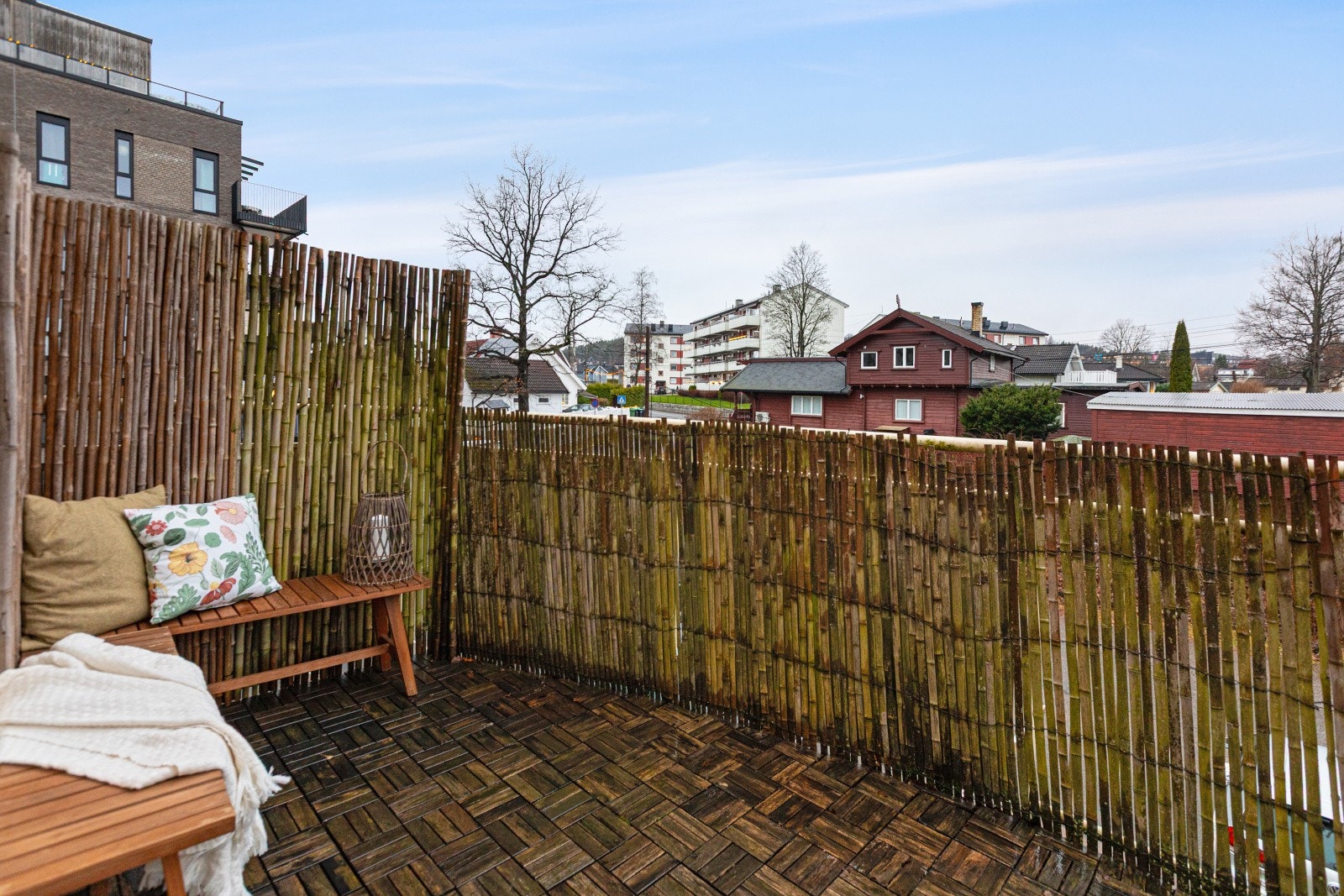 Fra stuen er det også direkte utgang til en romslig og solrik balkong på ca. 9 kvm, perfekt for avslapning eller hyggelige stunder utendørs. Galleribilde