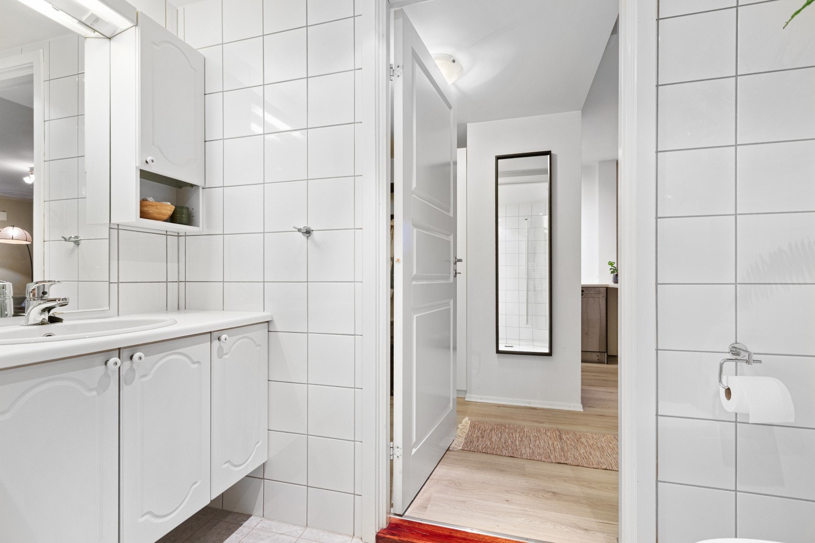 Det er også opplegg for vaskemaskin, noe som gjør baderommet både praktisk og funksjonelt. Galleribilde