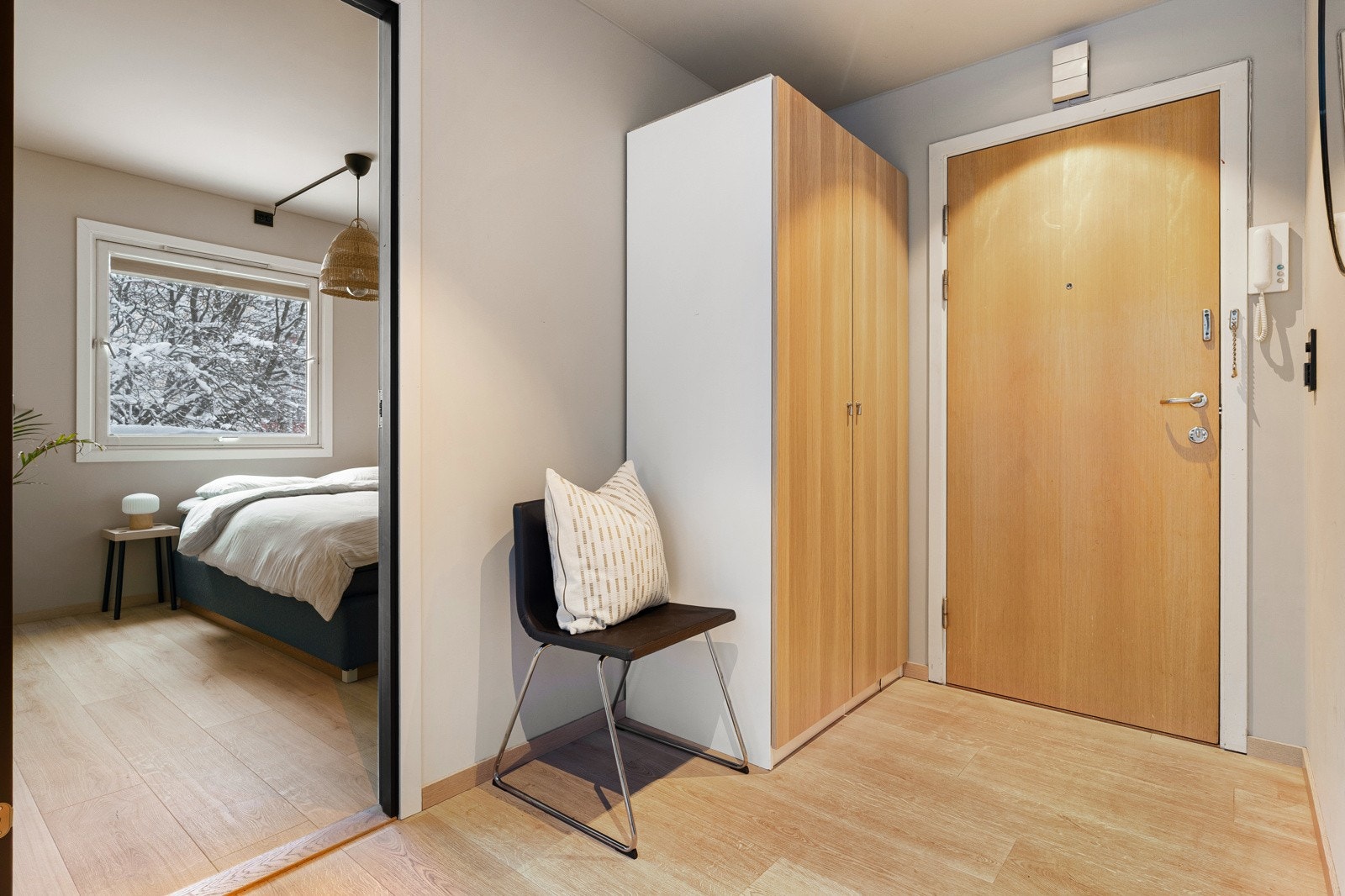 Innenfor døra blir man møtt av en romslig entré med god plass til å henge fra seg ytterbekledningen og sette fra seg skotøyet. Galleribilde