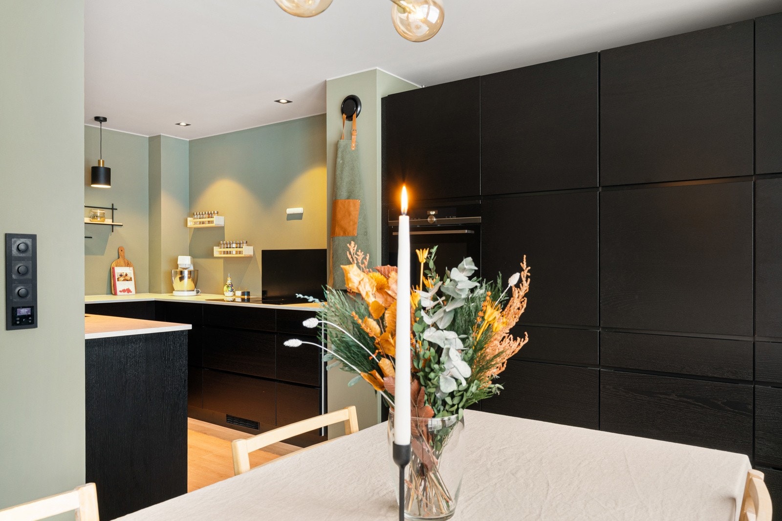 Kjøkkenet byr på rikelig lagringsplass i skuffer og skap, samt gode og praktiske arbeidsflater. Galleribilde