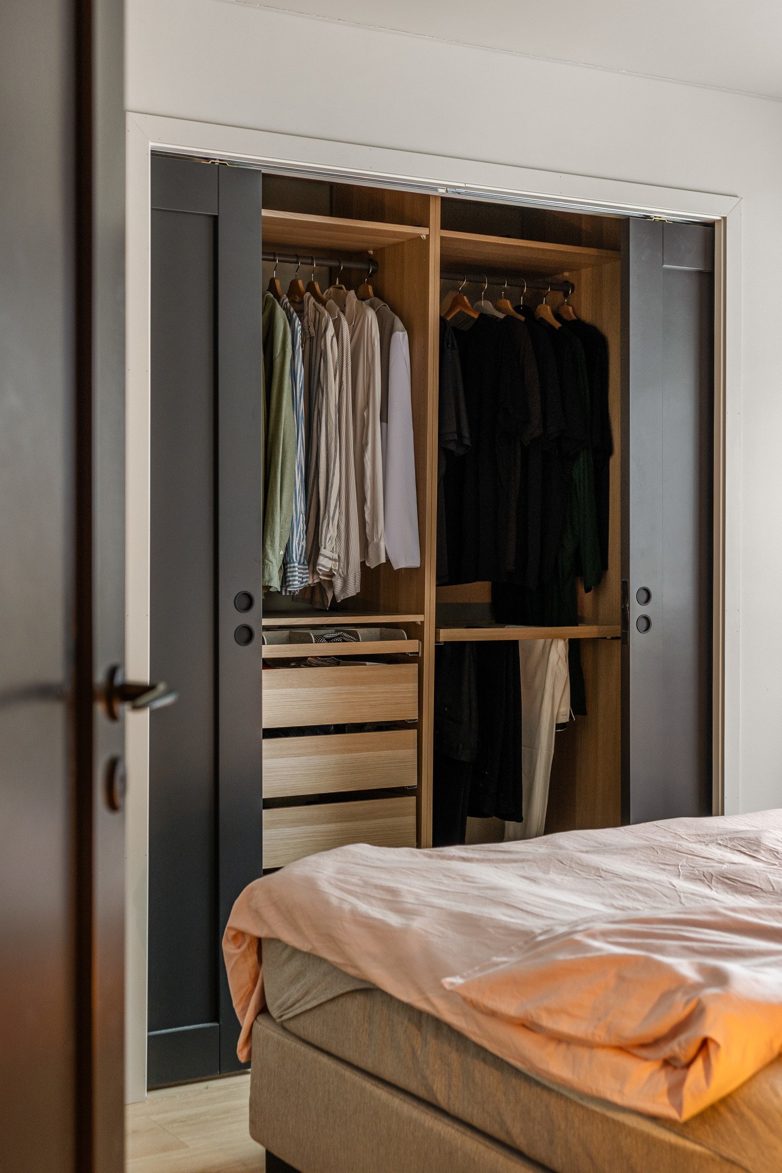 Rommet er avskjermet med skyvedører, og innenfor finner man et areal på ca. 4,5 kvm som er innredet med garderobeskap fra PAX. Galleribilde