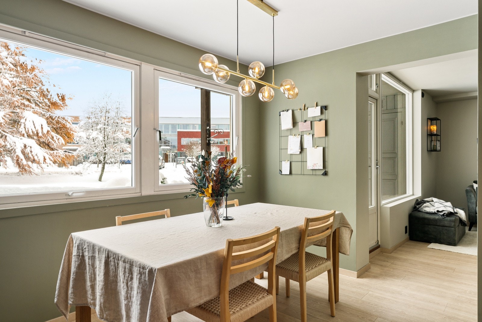 Det er god plass til spisebord i overgangen mellom stue og kjøkken. Galleribilde