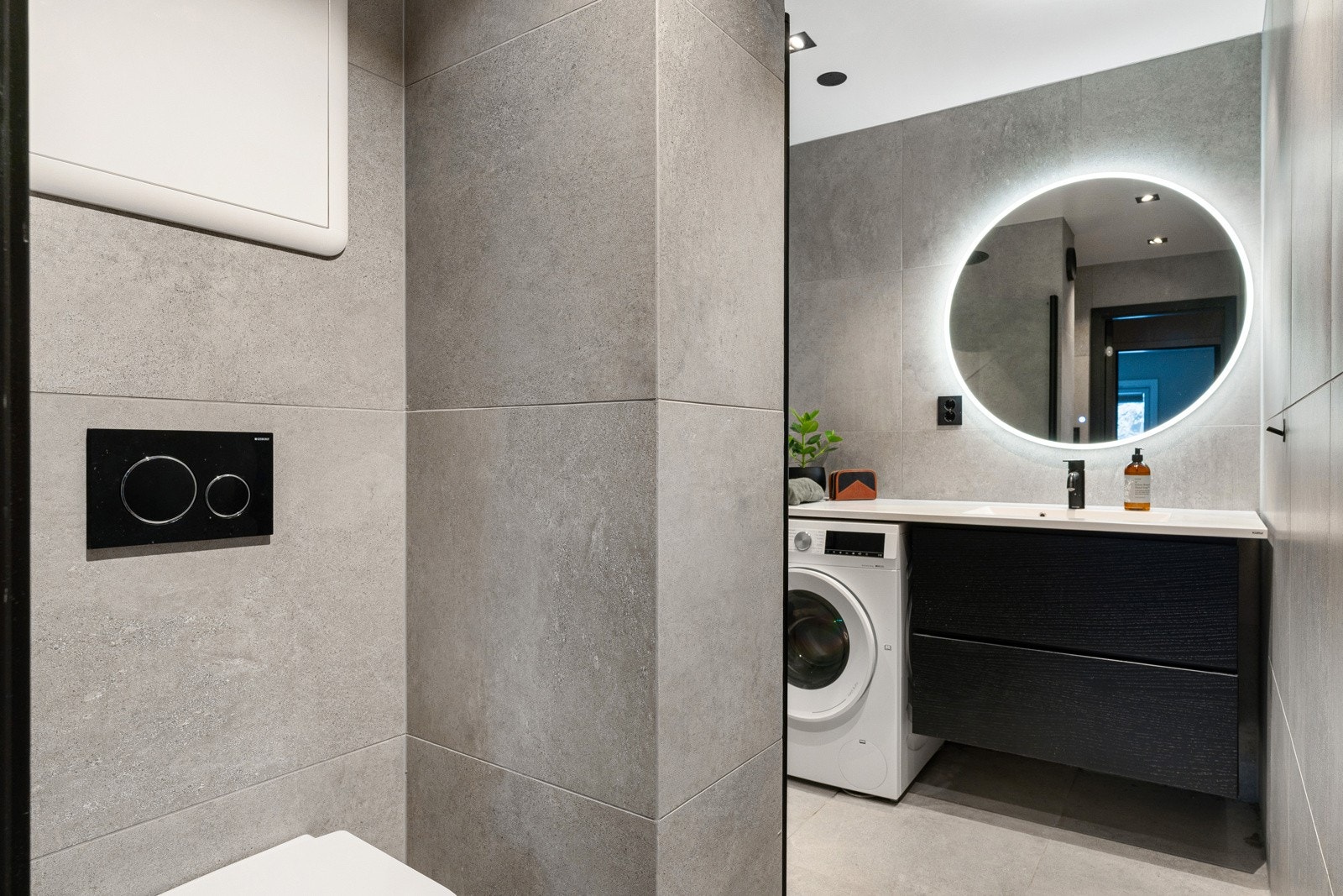 Badet har et eksklusivt uttrykk med tidløse fliser og sorte detaljer. Galleribilde