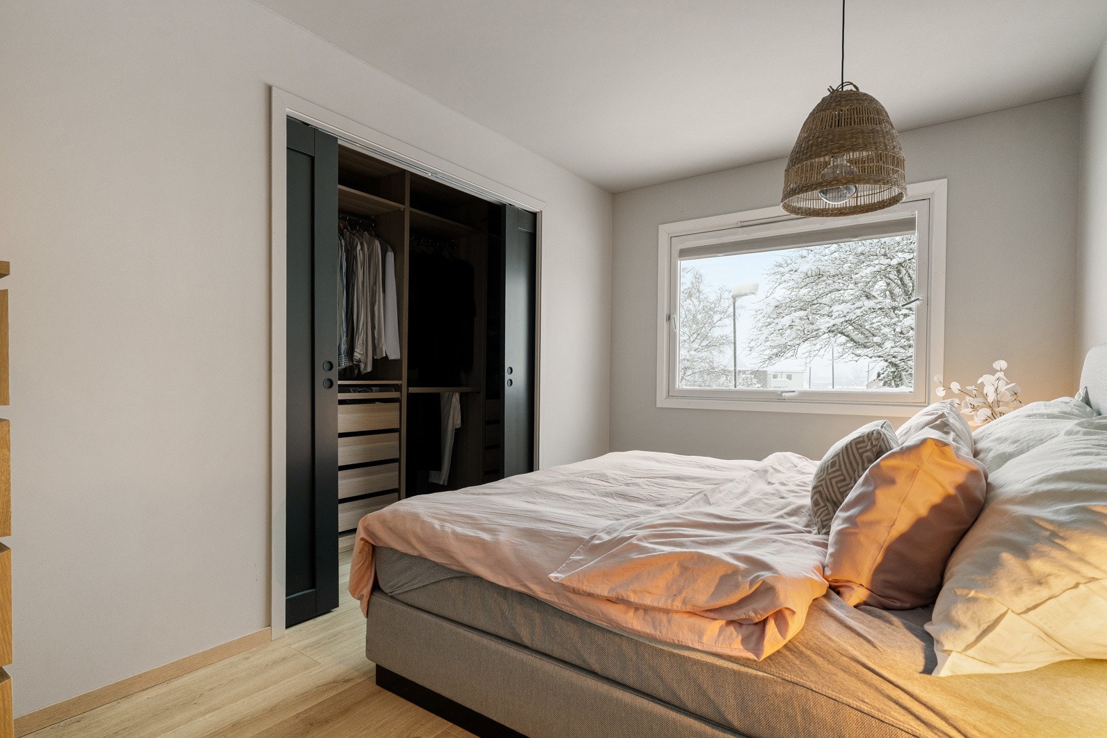 Fra hovedsoverommet har man adkomst til en praktisk walk-in garderobe. Galleribilde