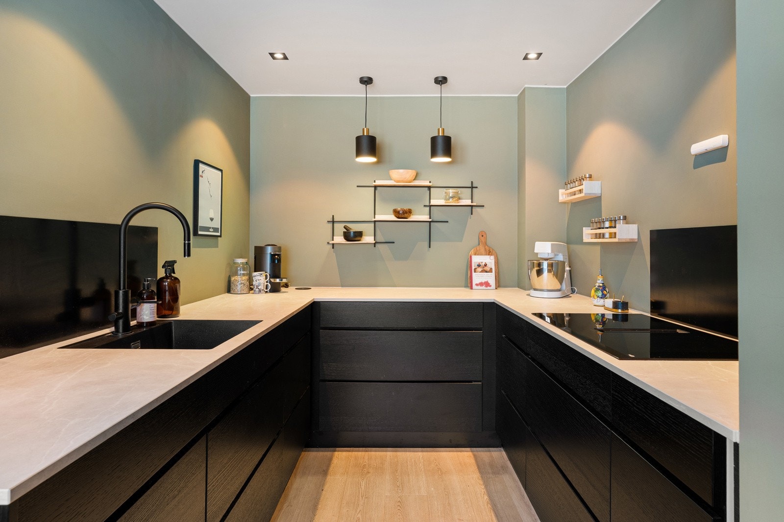 Leiligheten ble omfattende oppgradert av dagens eier i 2021, med et tydelig fokus på kvalitet, komfort og praktiske løsninger. Dette inkluderer nytt bad og kjøkken, nye overflater og et modernisert elektrisk anlegg. Galleribilde