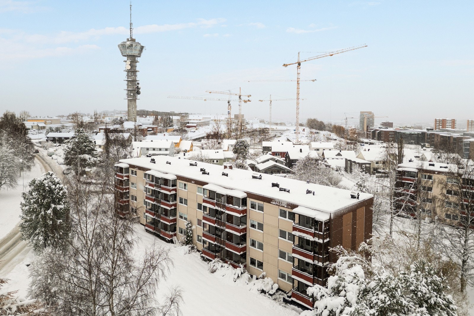 Blusuvold Borettslag ligger i et attraktivt og sentralt boområde like ved Tyholttårnet i Trondheim. Her bor man med gangavstand til dagligvare, treningssenter og et godt kollektivtilbud. Galleribilde