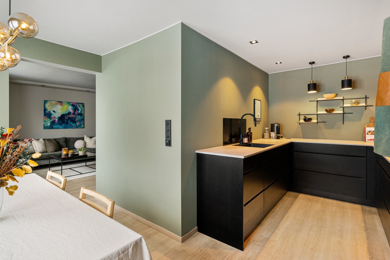 Kjøkkenet har innredning fra Kvik og hvitevarer fra Siemens. Galleribilde