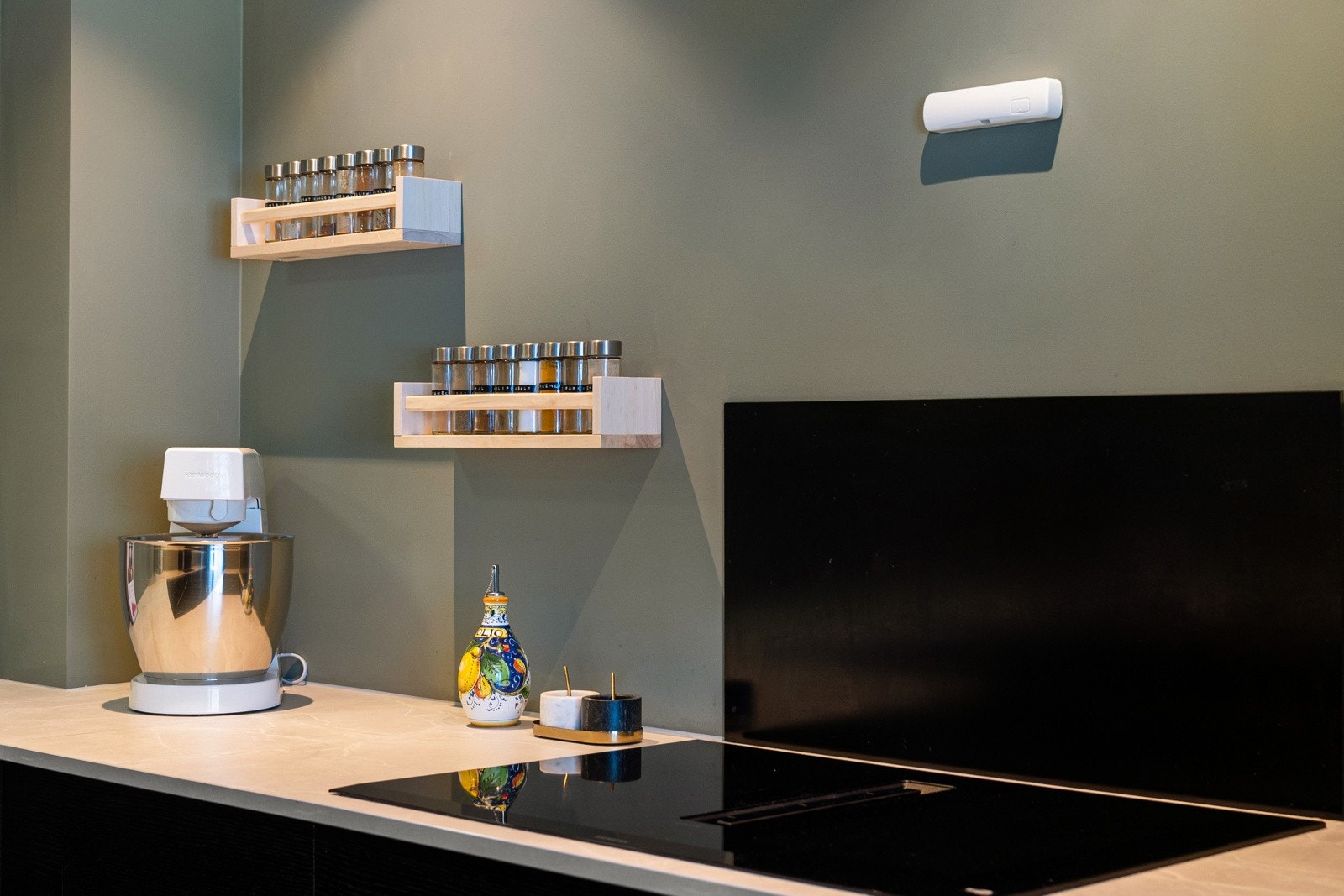 Det er integrerte hvitevarer i form av stekeovn, oppvaskmaskin, kombiskap og platetopp med integrert avtrekksvifte - en elegant og plassbesparende løsning. Galleribilde