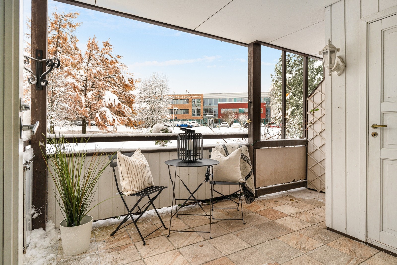 I tilknytning balkongen er det en bod på 1,5 kvm for oppbevaring. Andelen disponerer ytterligere 2 boder i byggets kjeller. Galleribilde