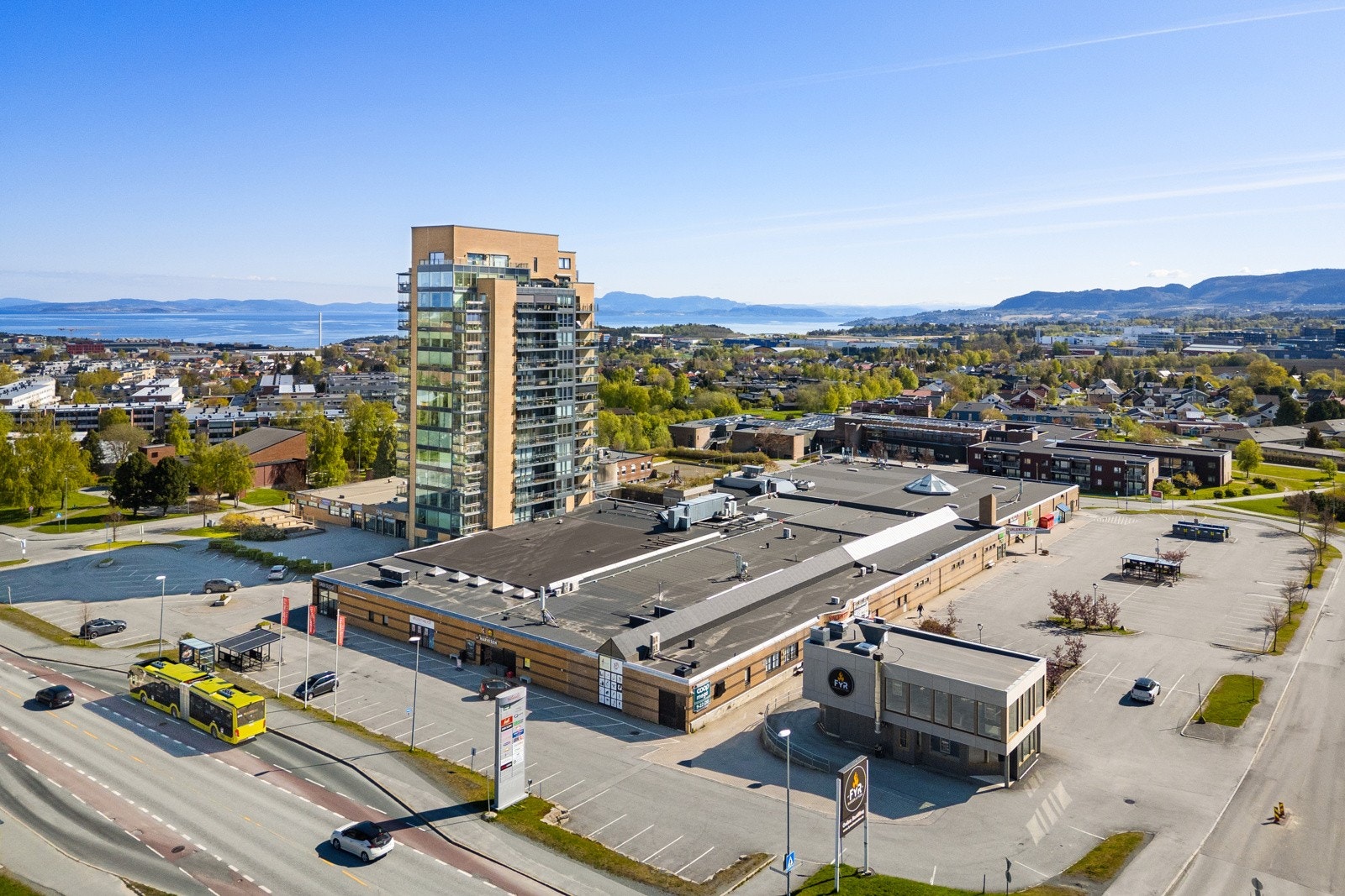 Valentinlyst Senter ligger i gangavstand med bakeri, detaljhandel, vinmonopol, tannlege, legesenter m.m. Galleribilde