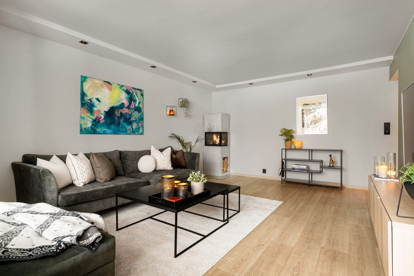 Peisen er smakfullt integrert i rommet, og varmer godt på vinterhalvåret. Galleribilde