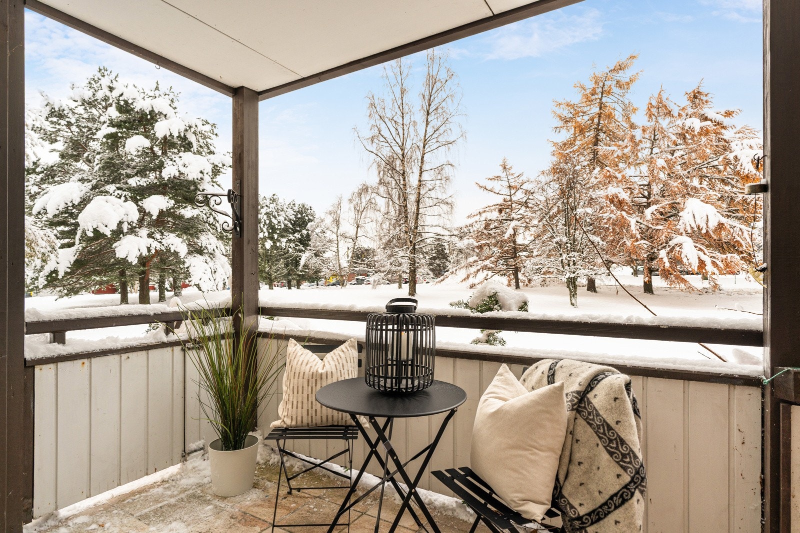 Balkongen har overbygd tak som øker brukskvaliteten av uterommet. Selger opplyser at solen titter frem rundt kl. 12 og blir værende til ca. kl. 20. Dersom man ønsker å forlenge denne denne peroden, er det enkel adkomst til grøntarealet rett utenfor. Galleribilde