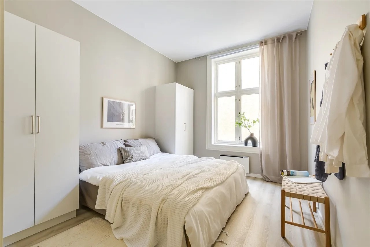 Soverommet er romslig og med godt med skapplass Galleribilde