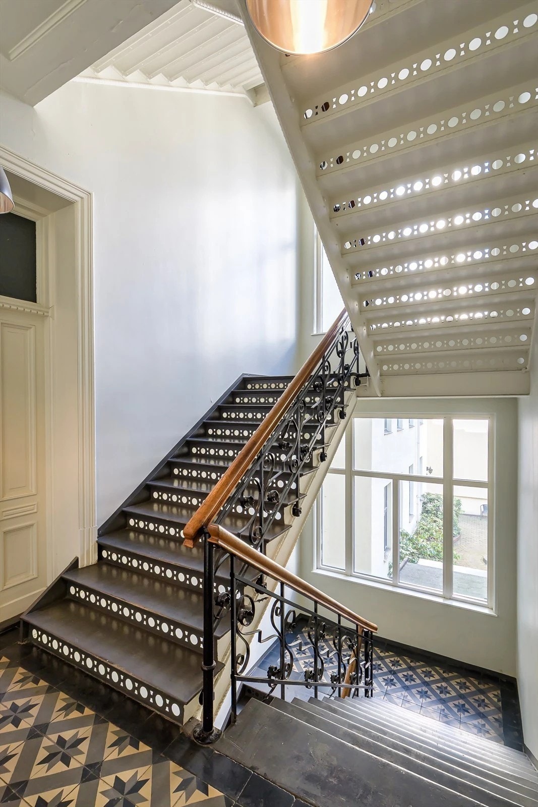 Hyggelig oppgang bevart i original stil Galleribilde