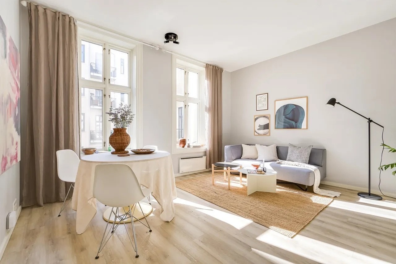 Lys og klassisk leilighet med stopre vinduer og høyt under taket! Galleribilde