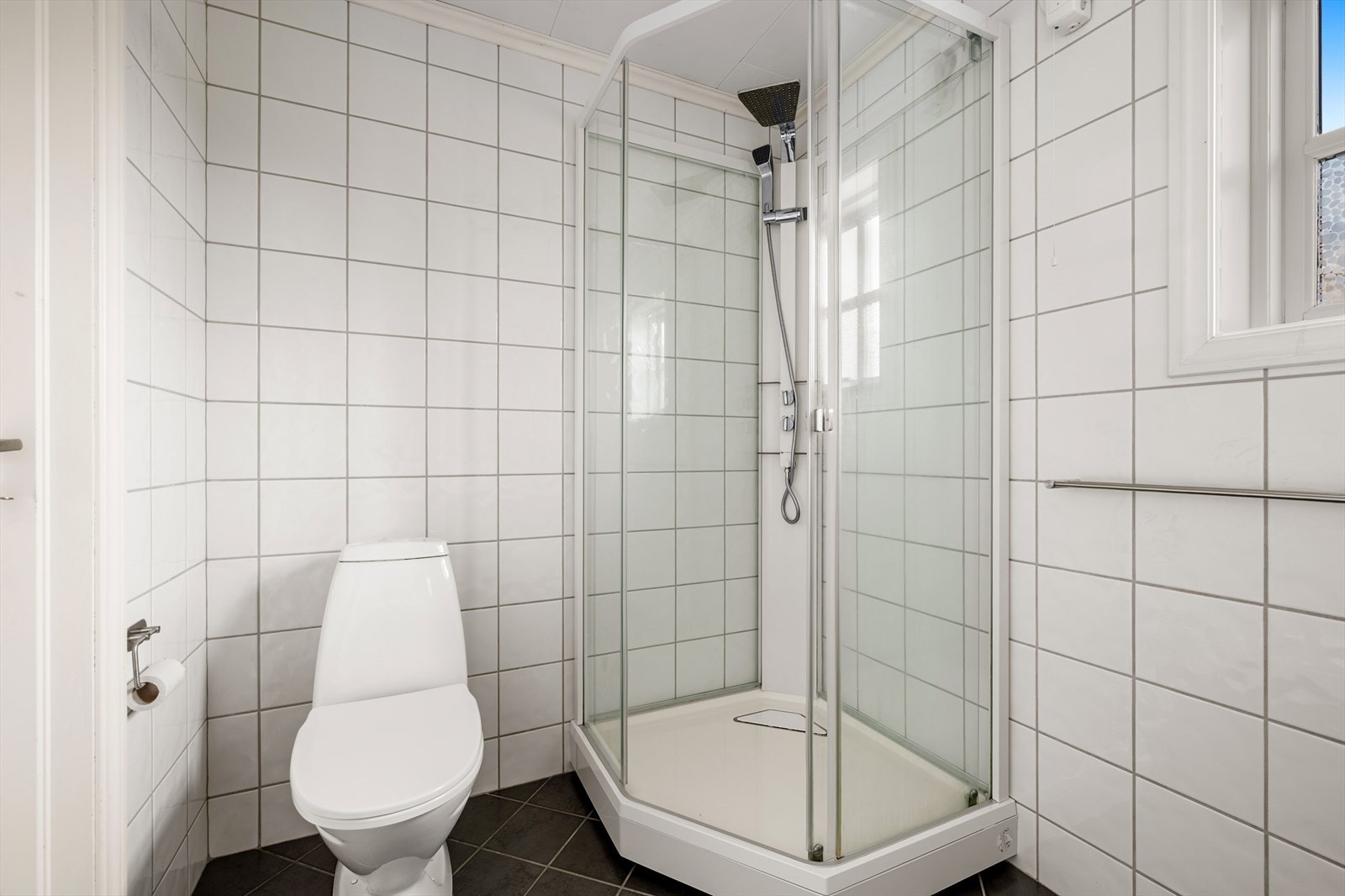 Bad med toalett - 2. etasje Galleribilde