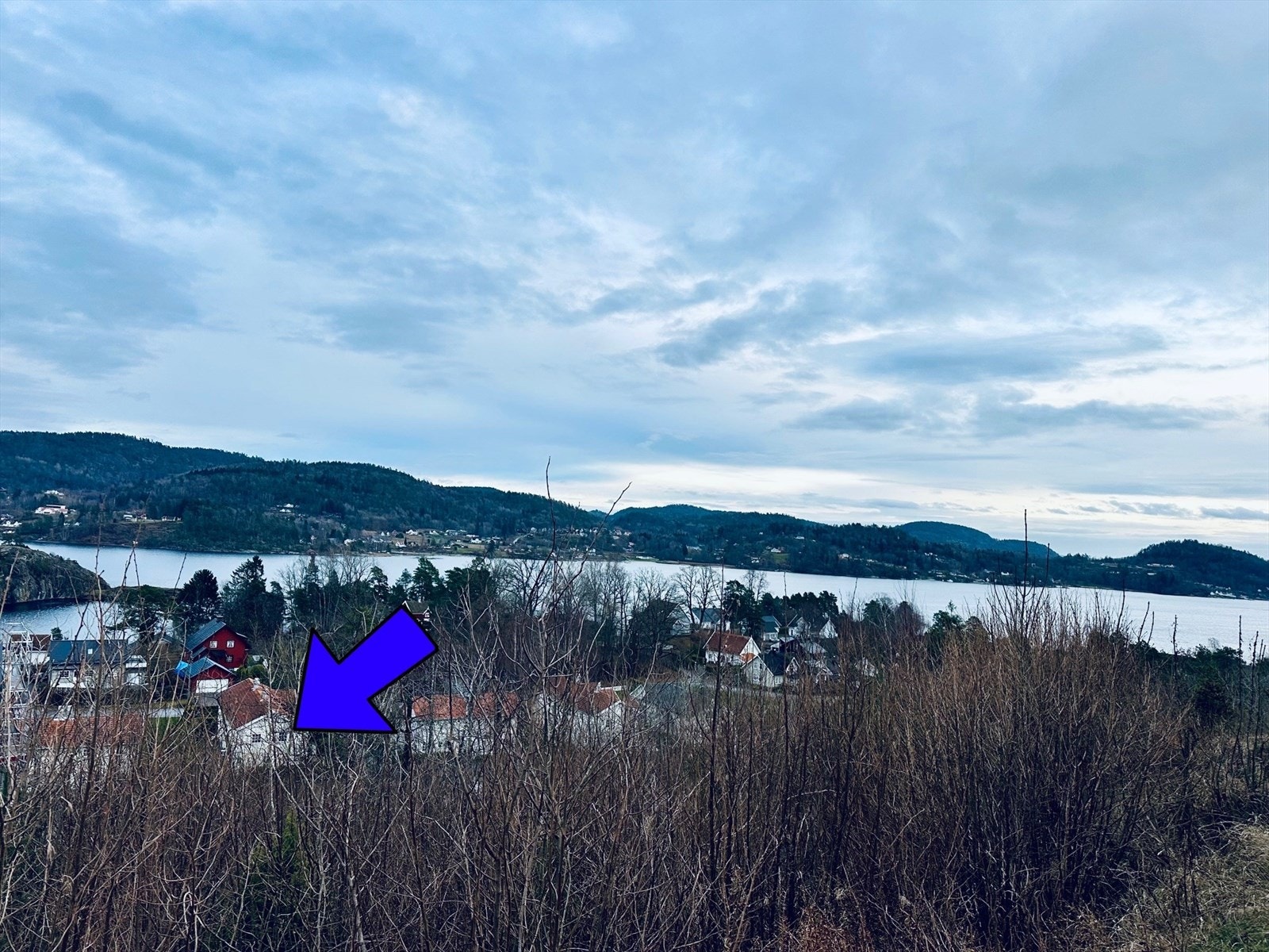 Boliger ligger fint til med kort avstand til sjøen og flotte turområder som f.eks. Kyststien Galleribilde