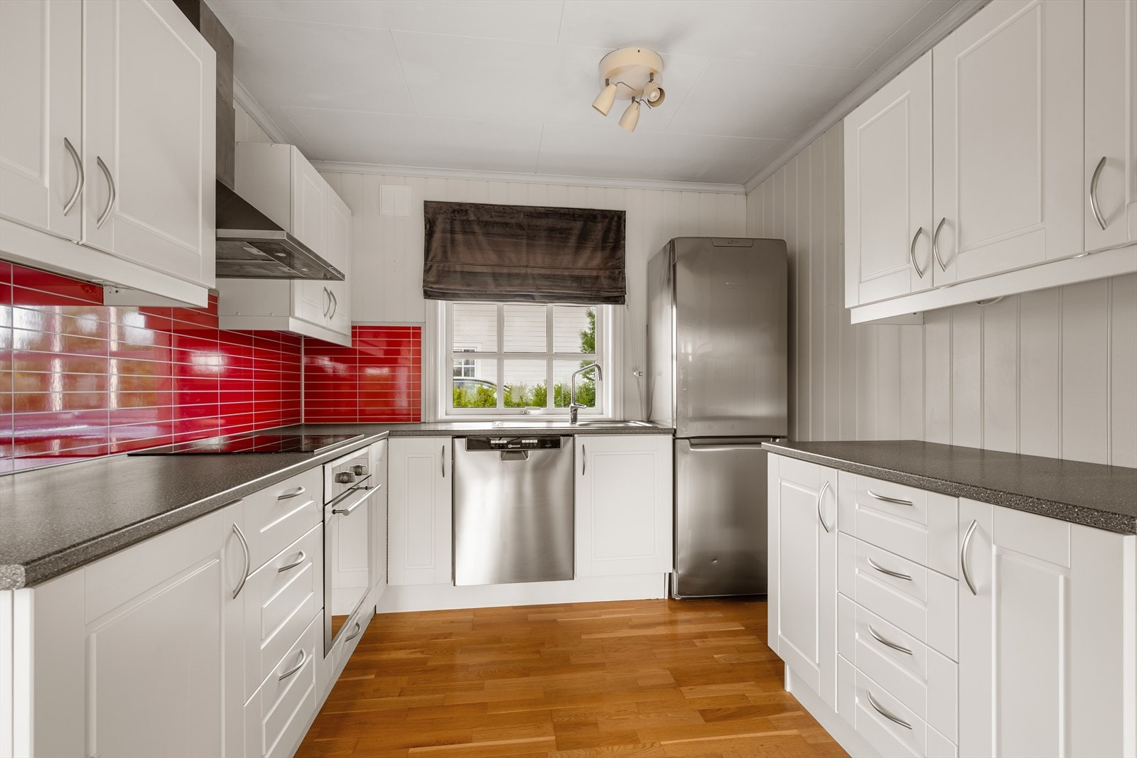 Kjøkken hvor oppvaskmaskin og stekeovn og koketopp medfølger (ikke kjøleskap) Galleribilde