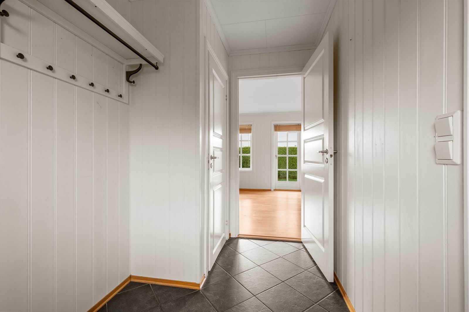 Entré - med flislagt gulv med med vannbåren varme Galleribilde