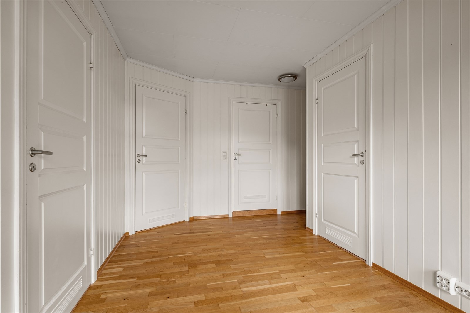 Stue med inngang til 3 soverom og bad Galleribilde