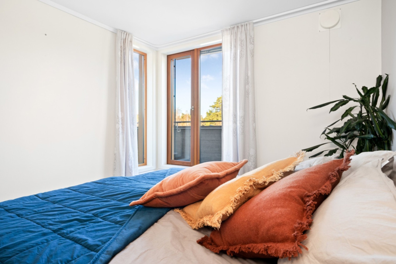 Vinduene kan åpnes helt opp, og to har utvendige screens. Galleribilde